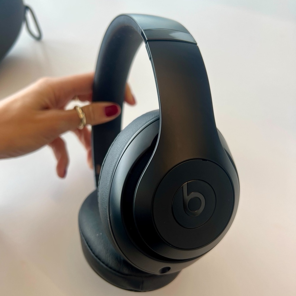 Beats By Dr Dre Wireless Black Headphones - Picture 2 of 4